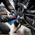 découvrez comment entretenir correctement la chaîne de votre moto pour assurer performance, sécurité et longévité de votre véhicule.