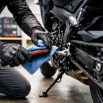 découvrez comment entretenir correctement la chaîne de votre moto pour assurer performance, sécurité et longévité de votre véhicule.