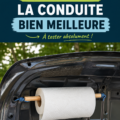 Une femme souriante conduisant sa voiture avec de l'ambiance à l'intérieur.