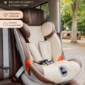 Siège auto convertible installé dans une voiture pour enfant.