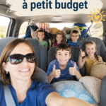 Une famille souriante voyageant ensemble en voiture sur une route pittoresque.