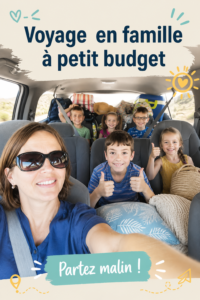 Une famille souriante voyageant ensemble en voiture sur une route pittoresque.