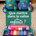Une mère prépare des bagages avec des vêtements pour enfants en vue d'un voyage multi-saisons.