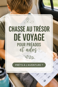 Famille en train de participer à une chasse au trésor en voyage, sourires aux lèvres