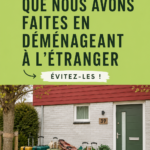 Une femme regarde une carte du monde, réfléchissant à son expatriation.