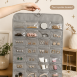 Une trousse de voyage bien organisée avec des bijoux soigneusement rangés.