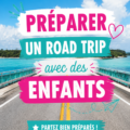Une famille souriante en voiture prête pour un road trip, les enfants entourés de bagages bien organisés.