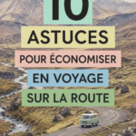 Une femme souriante conduisant sa voiture lors d'un road trip decoré de paysages naturels