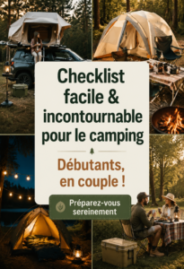 Une femme souriante devant une tente de camping, entourée de nature, avec une checklist de camping à la main.