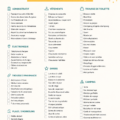 Personne faisant sa valise avec une checklist pour un voyage en famille.