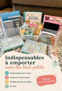 Une famille heureuse préparant leurs bagages pour un voyage avec un jeune enfant.