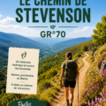 Randonnée en famille sur le chemin de Stevenson, entourés de paysages verdoyants.