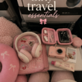 Femme souriante préparant sa valise avec des accessoires de voyage