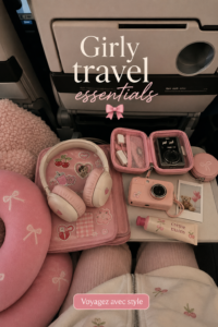 Femme souriante préparant sa valise avec des accessoires de voyage