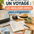 Une maman et ses enfants planifient un voyage à l'aide d'un ordinateur et d'une carte.