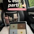 Famille heureuse préparant un voyage ensemble