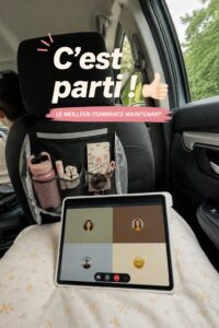 Famille heureuse préparant un voyage ensemble