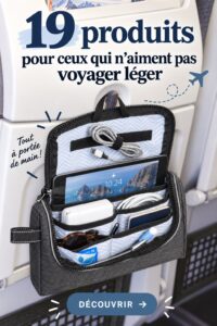 Accessoires de voyage affichés sur une table : oreiller, sacs, et gadgets pratiques