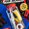 Une personne feuilletant des souvenirs dans les archives Wide Mouth, évoquant des moments de voyage.