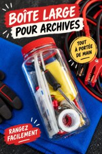 Une personne feuilletant des souvenirs dans les archives Wide Mouth, évoquant des moments de voyage.