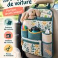 Un organiseur de siège auto en tissu coloré, rempli de fournitures pratiques pour les voyages en famille.