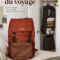 Équipement de voyage Tropicfeel sur une table, prêt pour une aventure familiale.