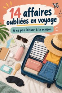 Une valise ouverte avec des essentiels de voyage oubliés comme des câbles et des trousses.