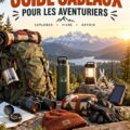Une femme souriante avec un sac à dos d'aventure en pleine nature, prête pour une exploration.