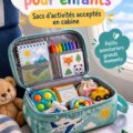 Un enfant heureux jouant avec des jeux de voyage pendant un trajet en voiture