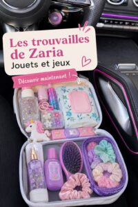 Une famille souriante jouant à des jeux de société pendant un voyage en voiture.