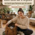 Sac d'urgence bien organisé avec des articles essentiels pour la sécurité des femmes.