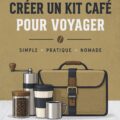 Un kit de voyage café sur une table à café, comprenant une cafetière portable et des sachets de café