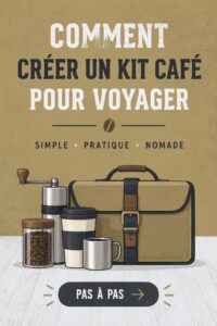 Un kit de voyage café sur une table à café, comprenant une cafetière portable et des sachets de café