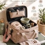 Un chien heureux avec son kit de voyage pour une escapade en famille