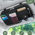 Un organisateur de pare-soleil pour voiture, noir, rempli de documents et accessoires, pratique pour les familles.