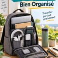 Une femme travaille sur son bureau mobile dans un café, laptop ouvert sur une table bien organisée.