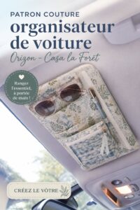 Organisateur de voiture fait maison en tissu coloré, accroché au siège avant.