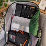 Femme préparant un sac EDC pour une sortie en famille.