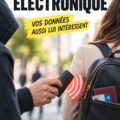 Femme avec un sac à dos dans une rue animée, veillant sur ses effets personnels