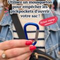 Un mousqueton fixé à un sac de voyage sur une plage.