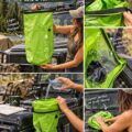 Femme utilisant le sac à laver Scrubba en voyage
