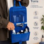Sac de toilette suspendu de couleur cobalt, idéal pour voyager