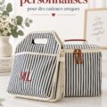 Différents sacs personnalisés et accessoires monogrammés sur une table décorée.