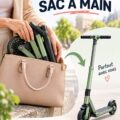 Scooter compact rangé dans un sac à main, prêt à être utilisé.