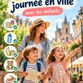 Une mère et ses enfants souriants explorant la ville avec une checklist en main.