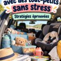 Famille souriante en voiture, préparée pour un road trip avec des tout-petits