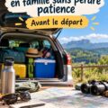 Une famille souriante lors d'un road trip, montrant l'importance de la convivialité en voyage.