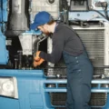 Routexie entretien photo camion en maintenance sur site